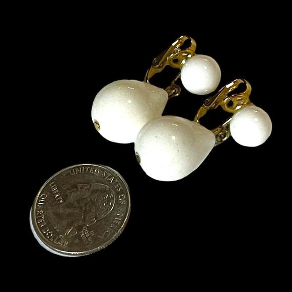 Vintage Crown Trifari Earrings Gold Tone White Tear Drop Dangle Clip On Signed - Picture 4 of 5